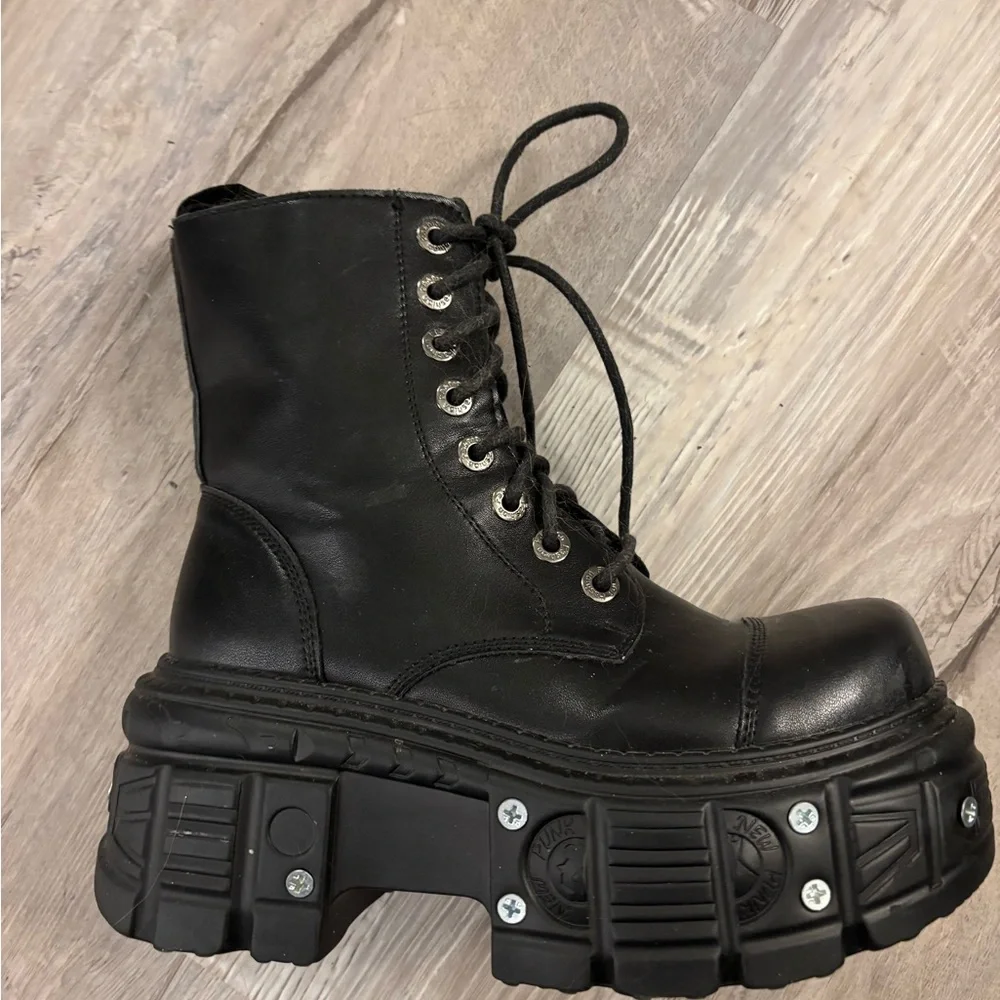 Black Platform Combat Boots - Women's Lace-Up Zipper Boot - Picture 2 of 6
